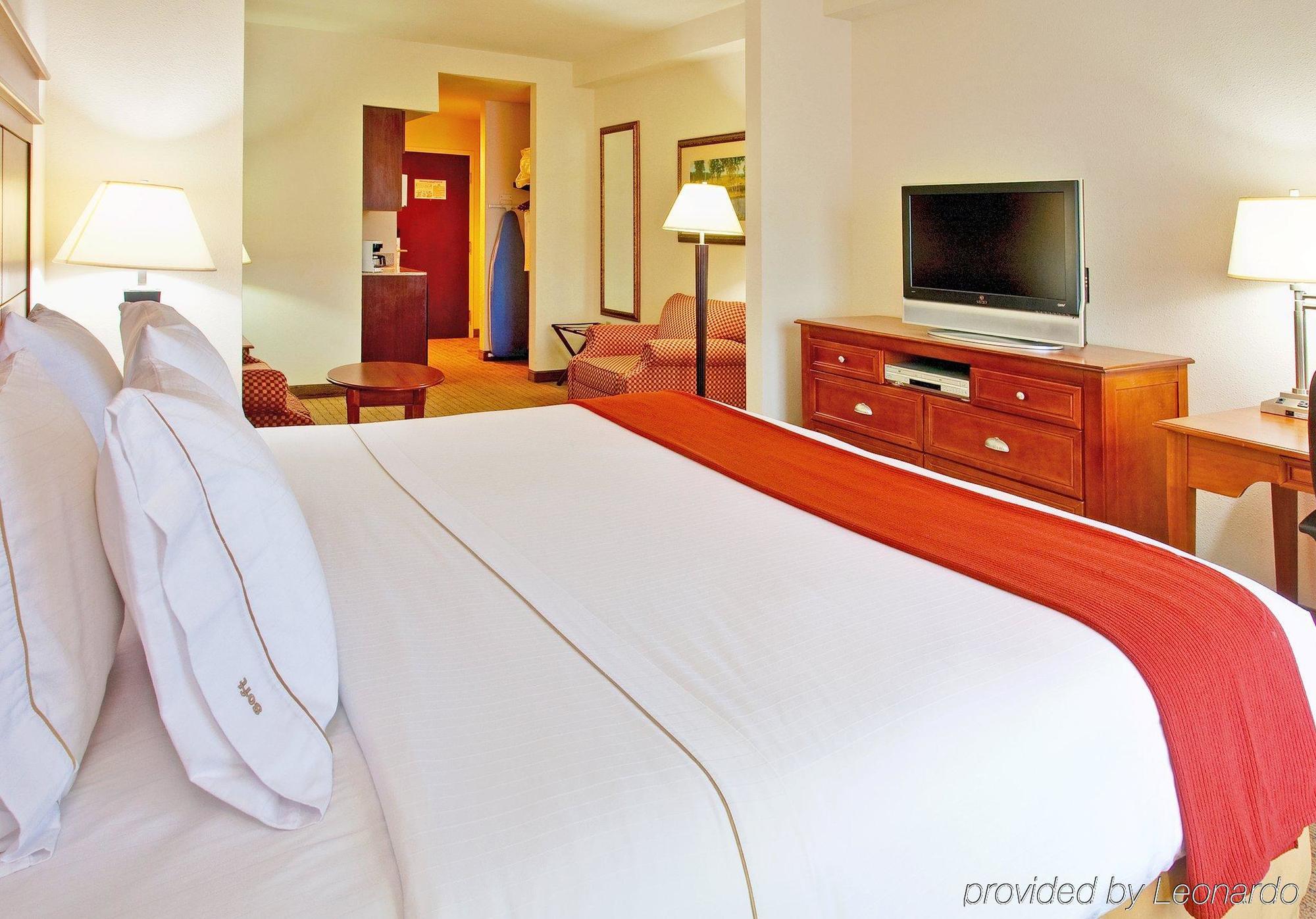 Holiday Inn Express & Suites Dyersburg By Ihg Kamer foto